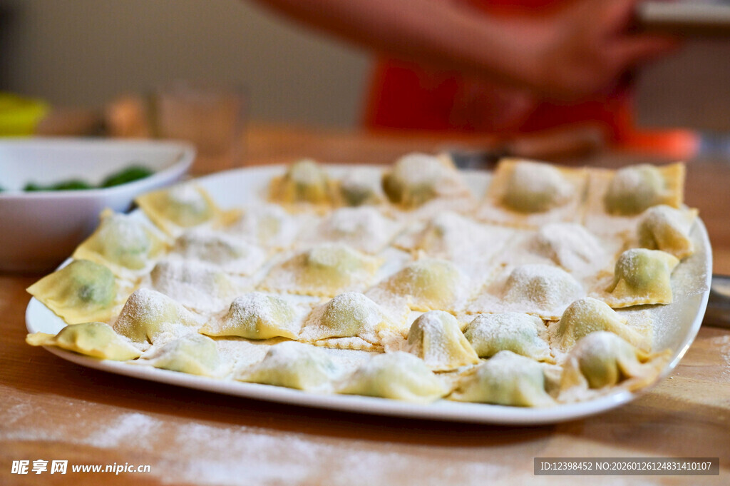 美味饺子摆盘上桌