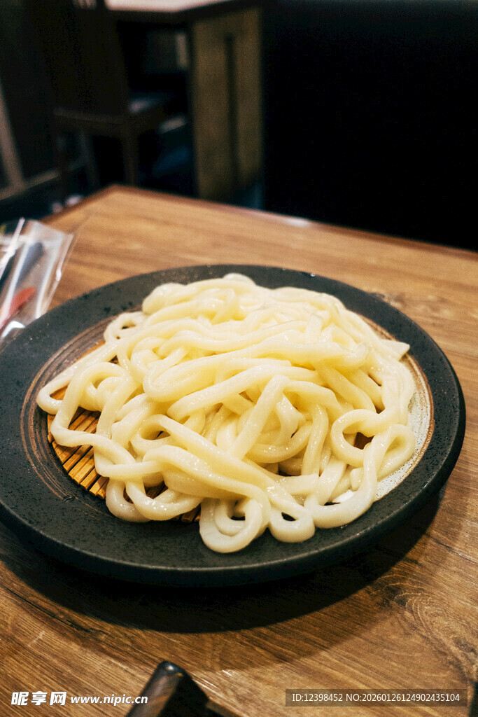 美味意面摆于黑色餐盘