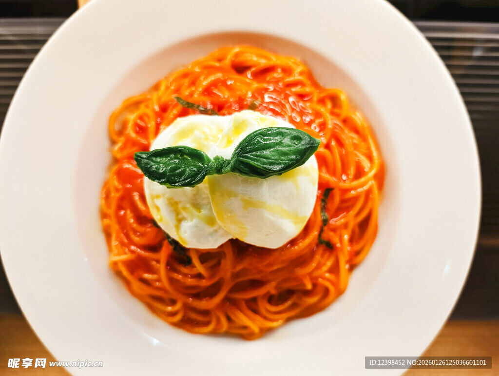 意面配荷包蛋与罗勒叶