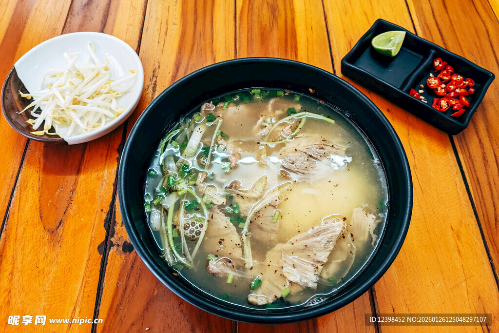 美味鸡肉火锅配米饭