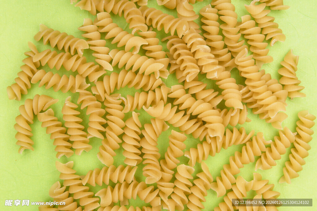 绿色背景上的螺旋形意大利面
