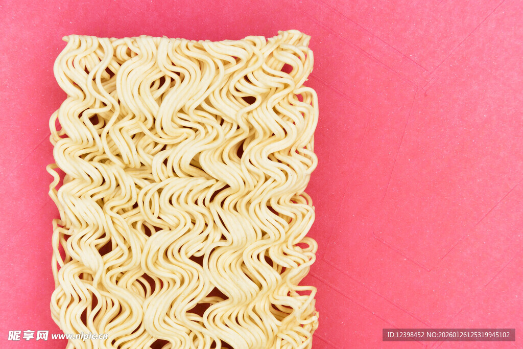 粉色背景上的方便面面饼