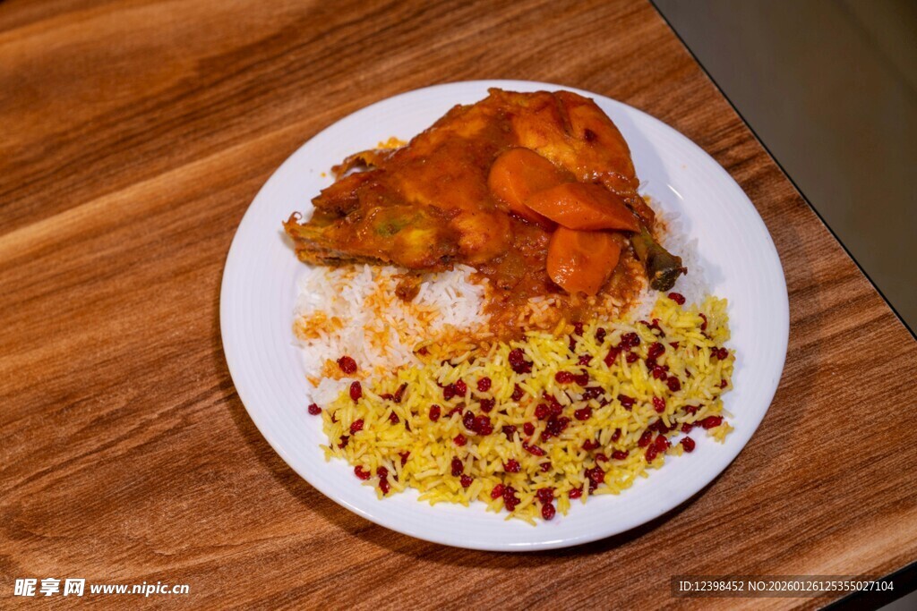 美味炸鸡配米饭与配菜