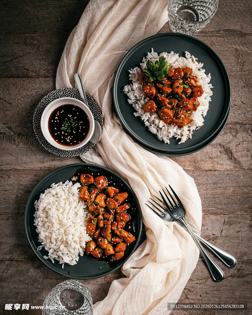 美味咖喱饭搭配餐具摆盘