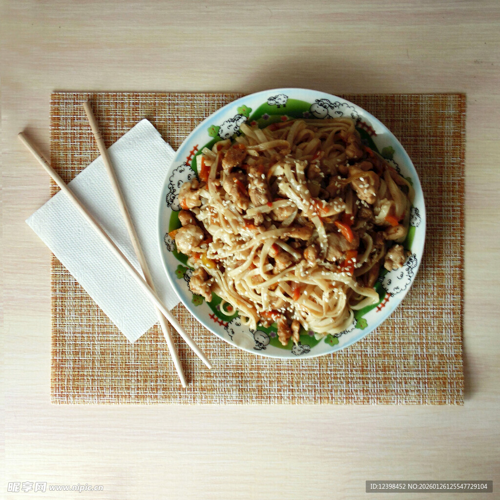 美味中式炒面配筷子餐具