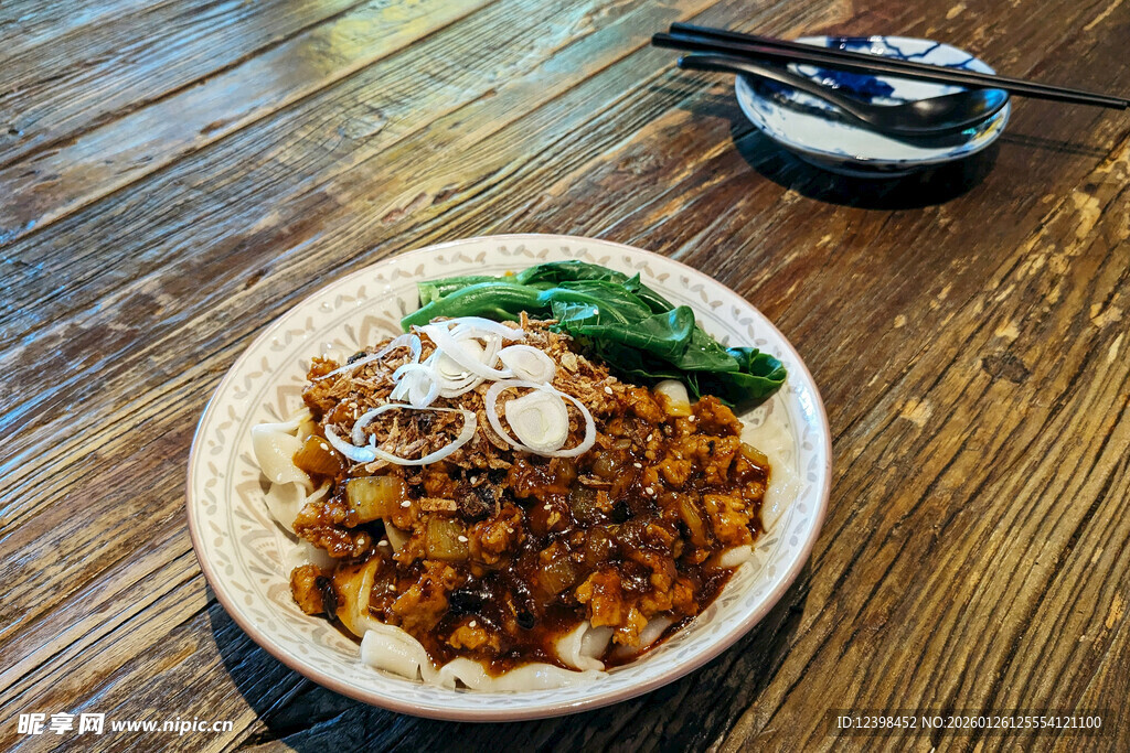 美味肉酱拌面