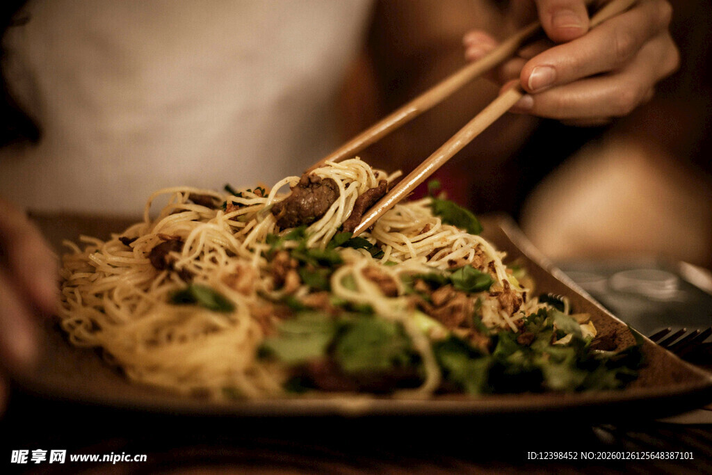 筷子夹取美味面条