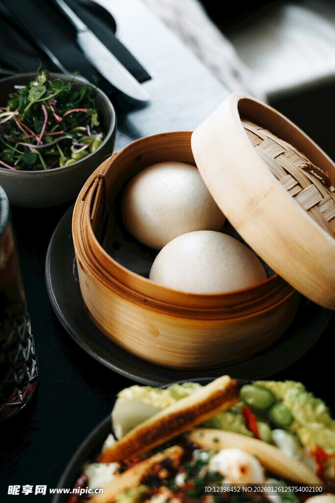 竹笼里的美味白团子