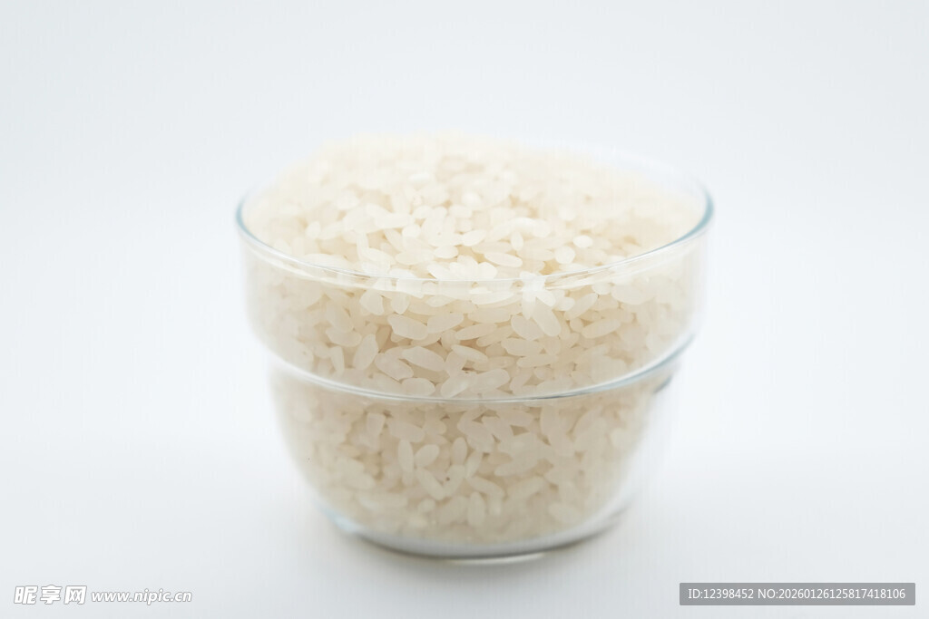 玻璃杯中盛着的白米饭