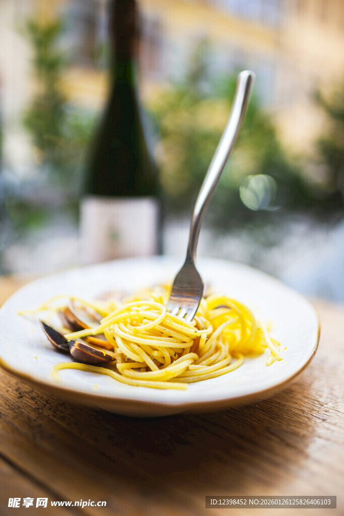 美味意大利面配精致餐具