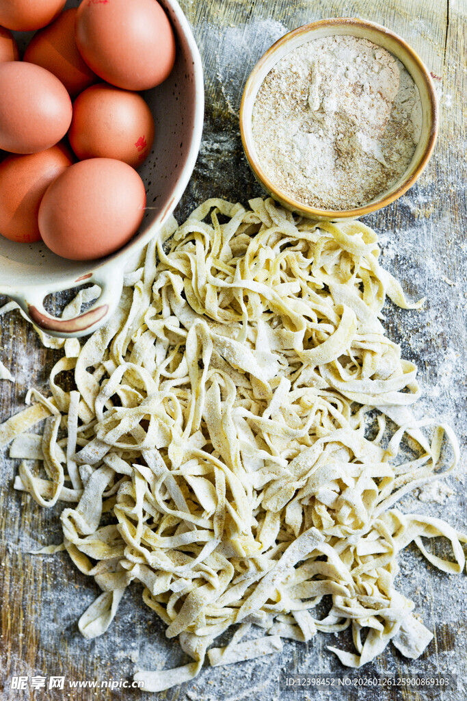 新鲜鸡蛋与手工制作的面条