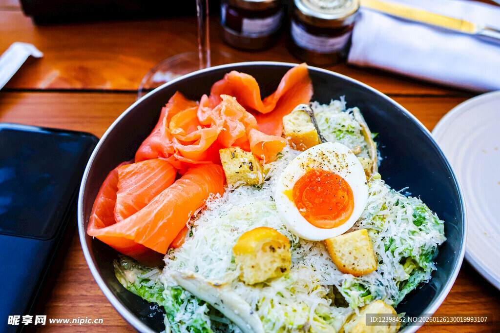 美味日式三文鱼盖饭