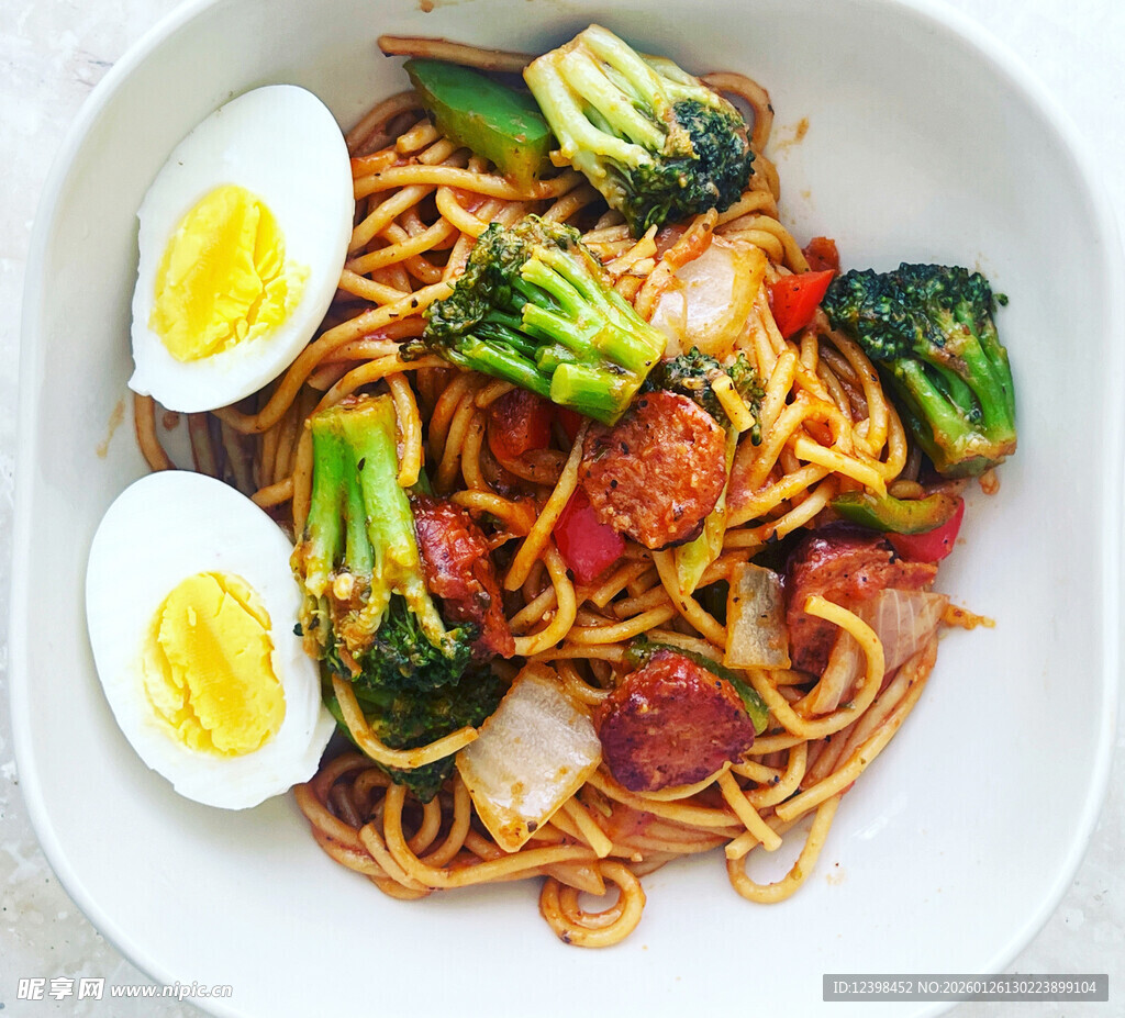 美味意面配蔬菜与鸡蛋