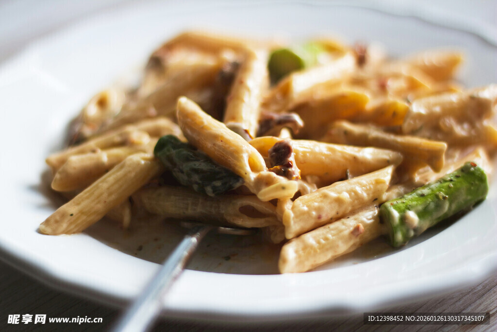 美味芦笋意面摆于盘中