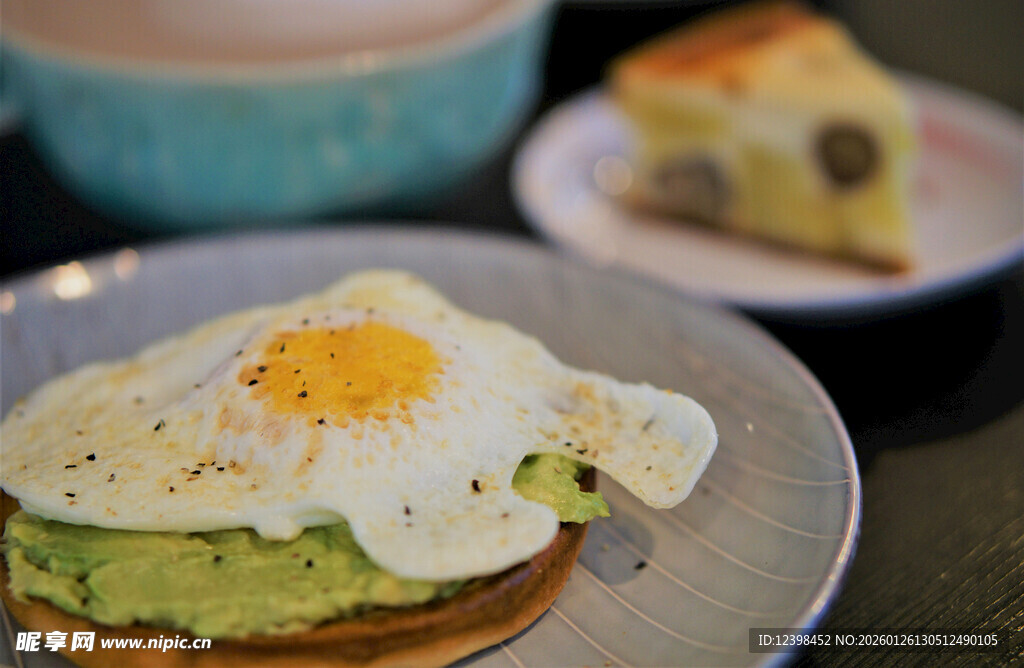 美味牛油果配煎蛋早餐