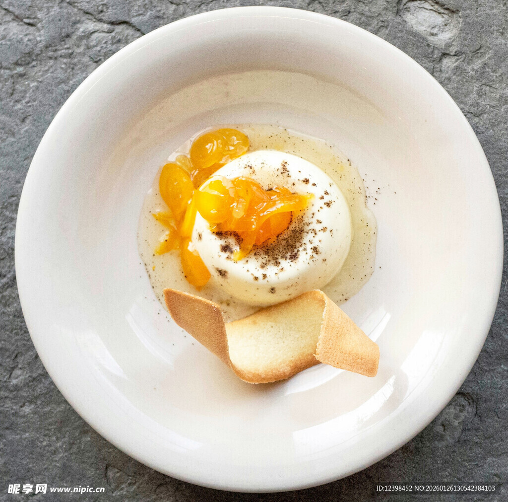 精致甜点酸奶配杏果