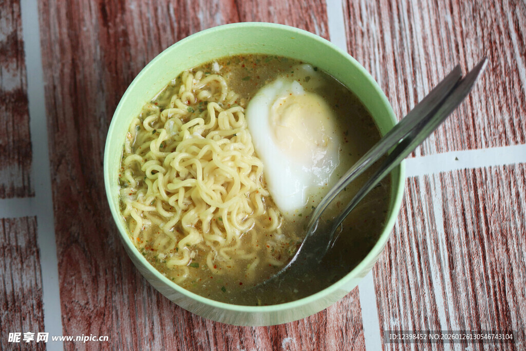 碗中泡面配蛋与勺子