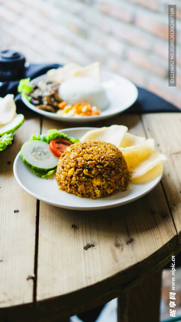 美味餐食摆于木桌之上