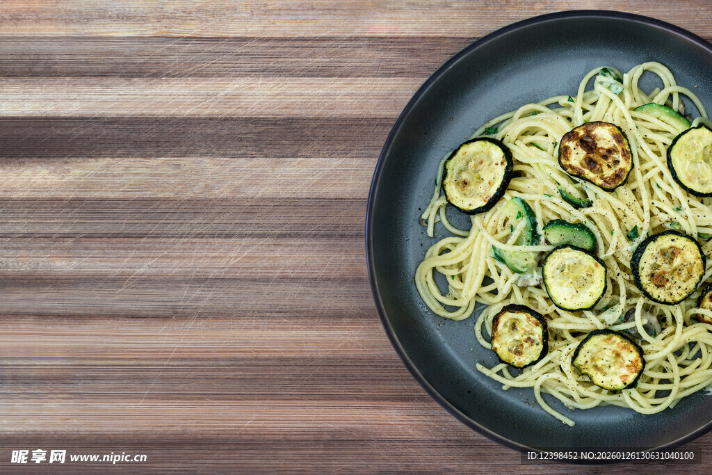 木盘上的西葫芦意面料理