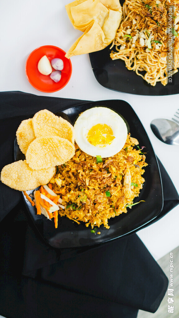 美味炒饭配蛋与薯片