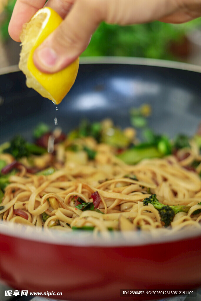 柠檬调味美味面条制作