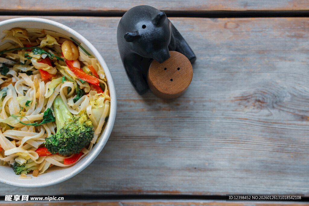 木桌旁的美味蔬菜面条