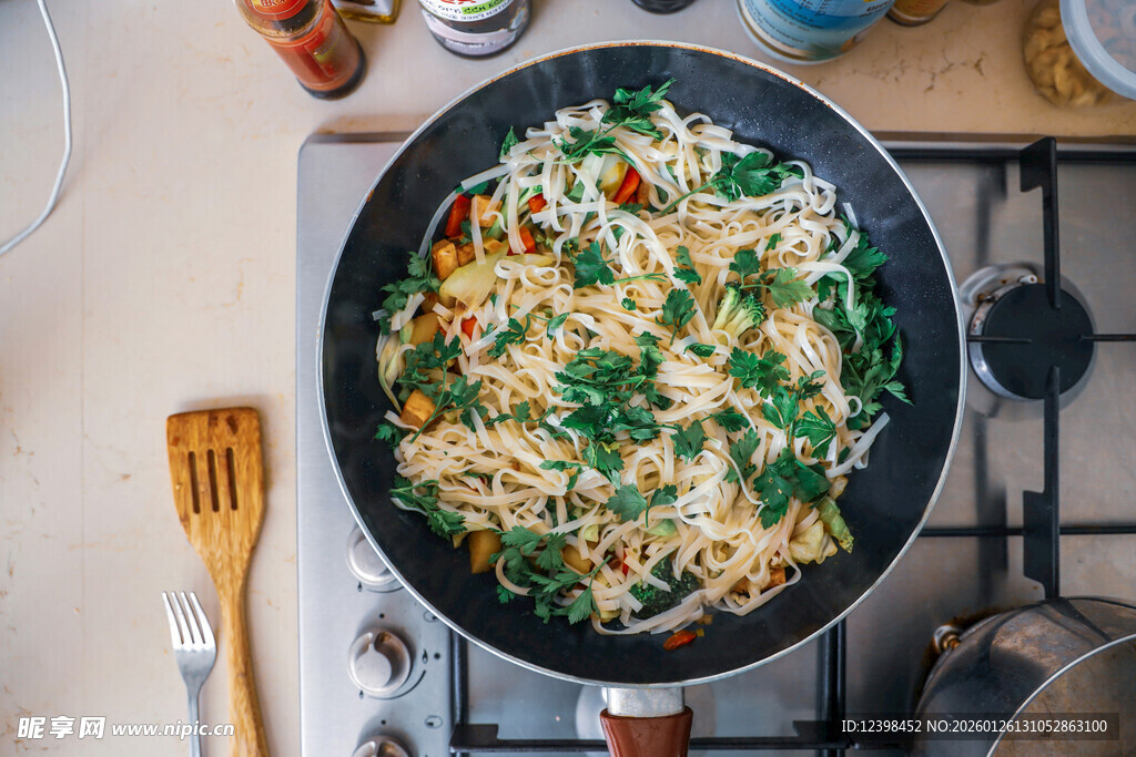 锅中美味蔬菜炒鸡蛋