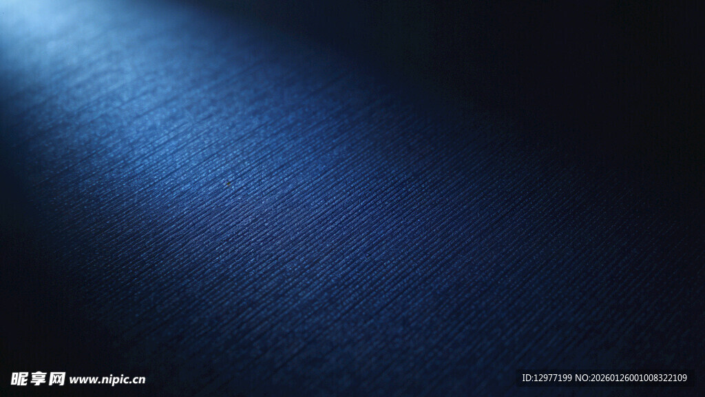 蓝色光束下的纹理背景