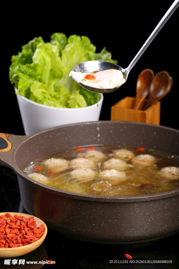 美味肉丸食材与鲜香汤底
