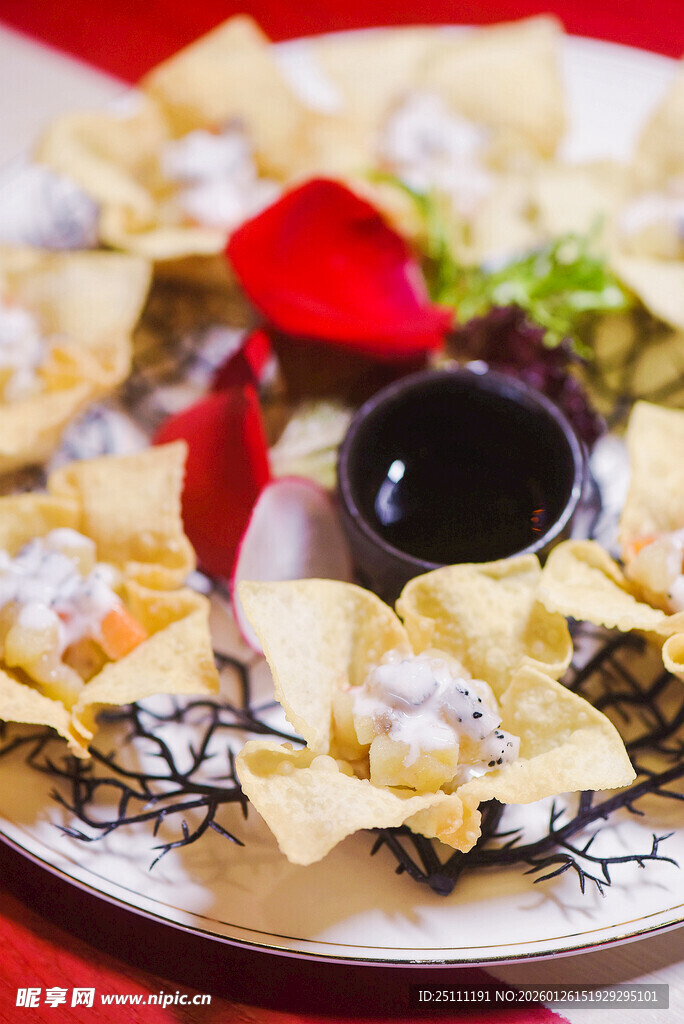 美味炸馄饨配蘸料