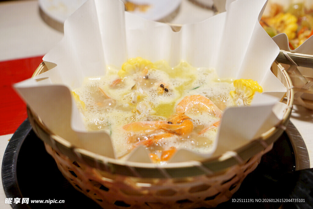 纸锅海鲜蔬菜煲