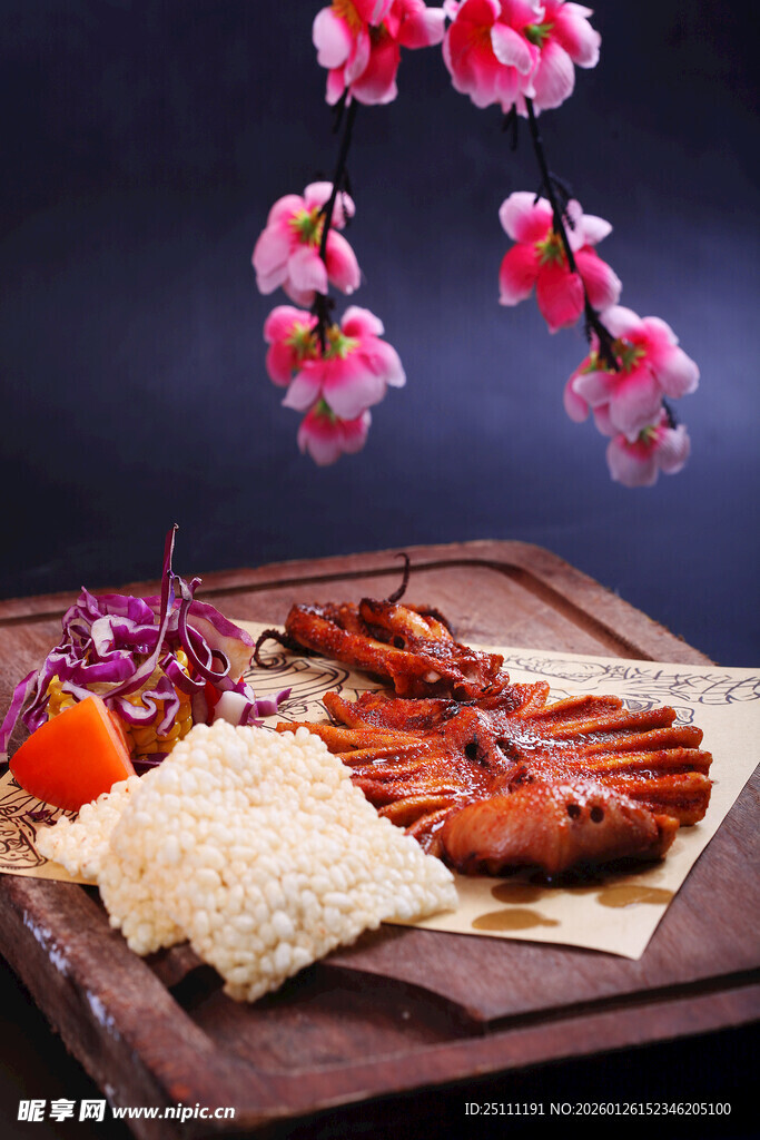 美味烤鱿鱼配精致配菜