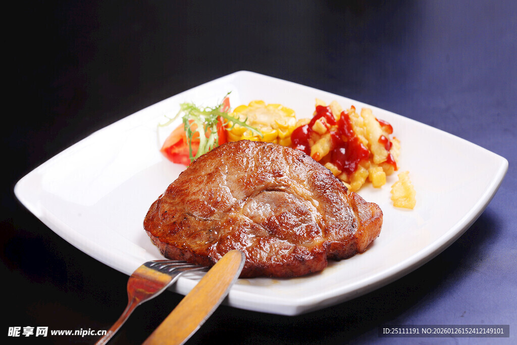 美味牛排配多彩配菜