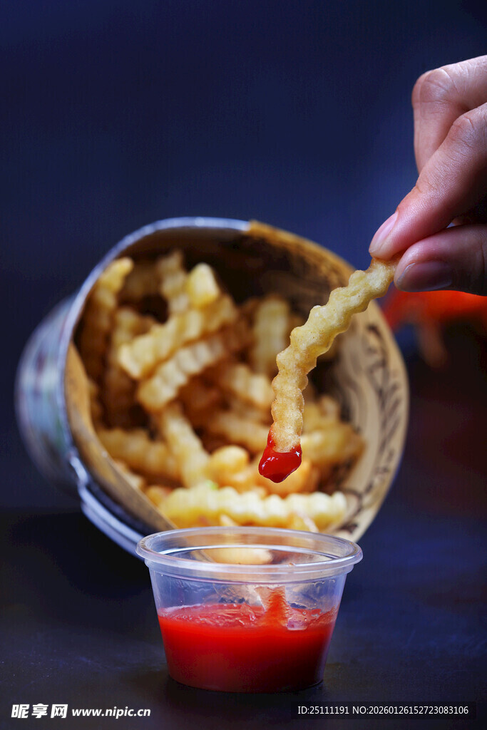 手拿薯条蘸番茄酱场景