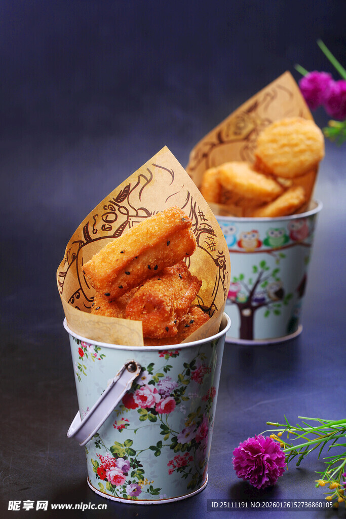 花卉图案杯装美味炸物