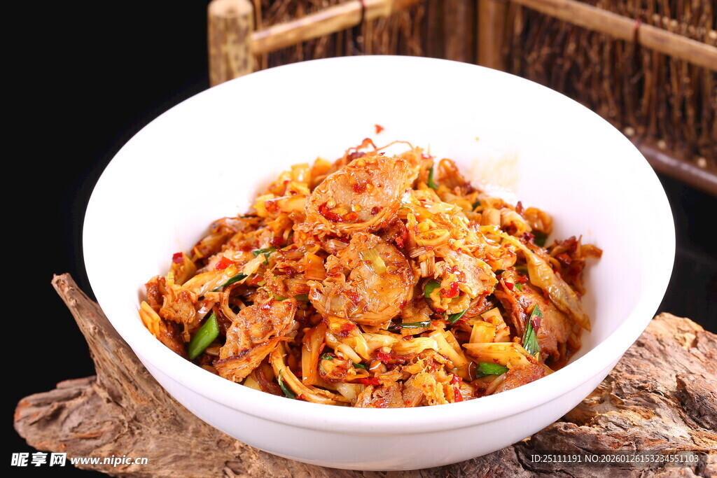 美味白辣椒炒捆鸡