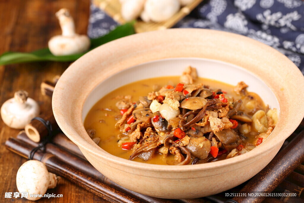 香浓美味蘑菇炖肉钵