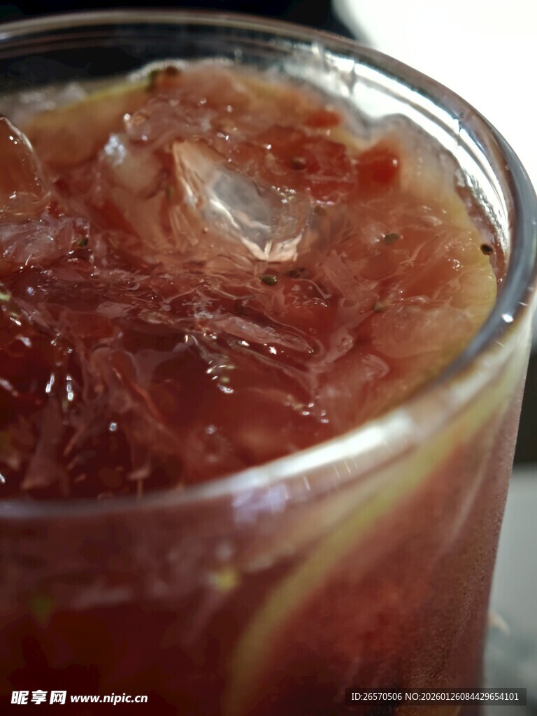 一杯美味的红色冰饮