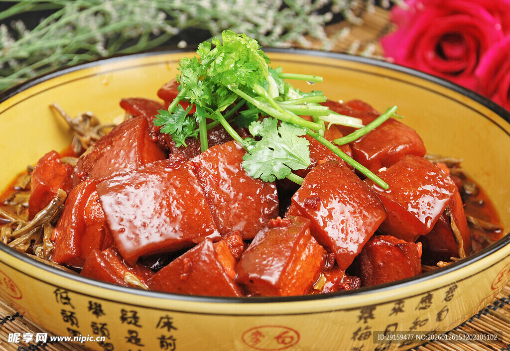 美味红烧猪蹄盛于碗中