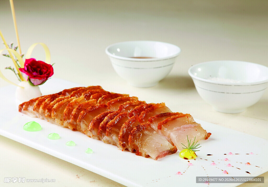 美味切片烤鸭摆盘精致