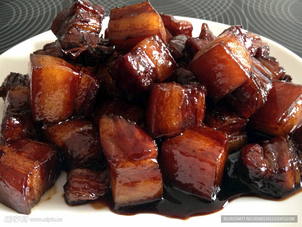 美味红烧肉摆于盘中