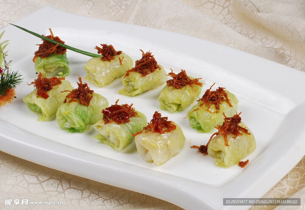 黄瓜酿菜卷点缀红椒