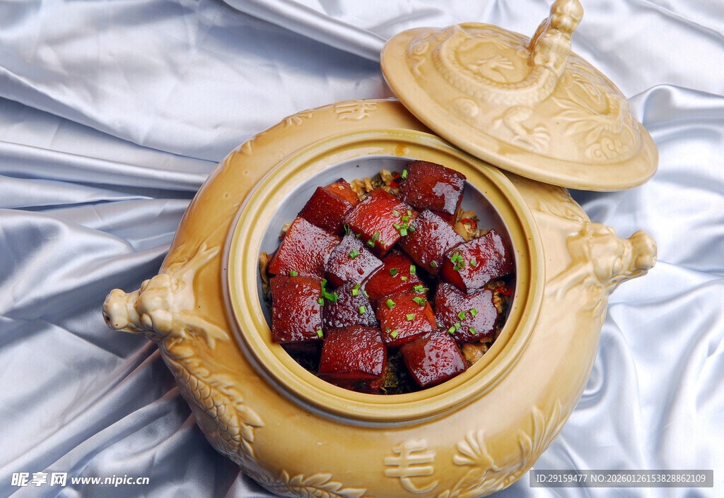 黄陶煲内的美味红烧排骨