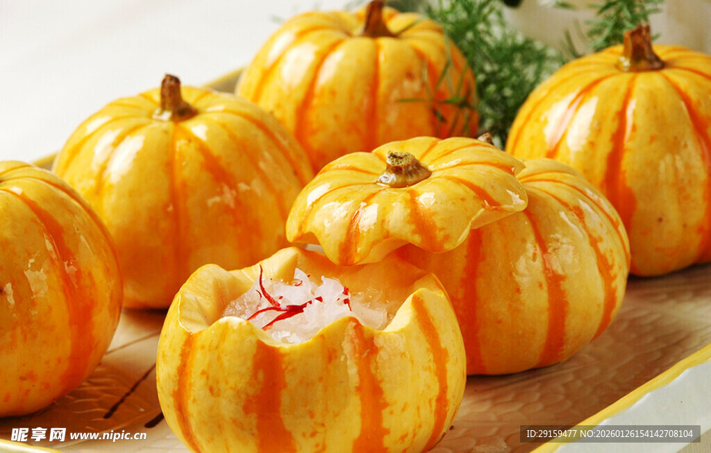 多彩南瓜摆放在木桌上