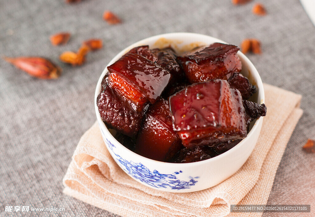 美味中式红烧肉盛于瓷碗