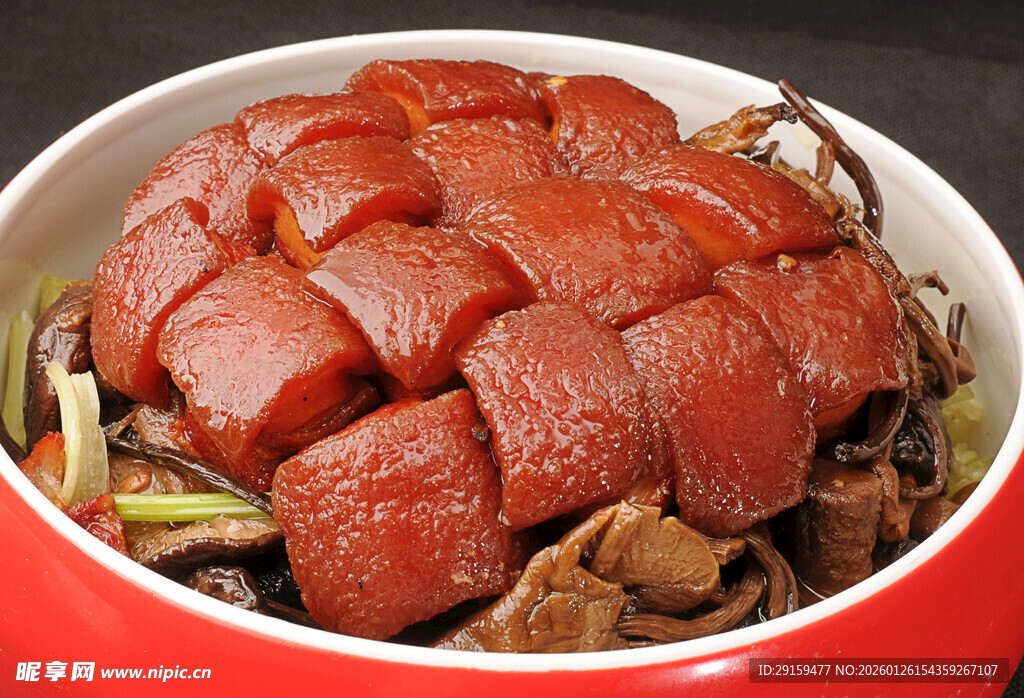 红烧扣肉碗中美味