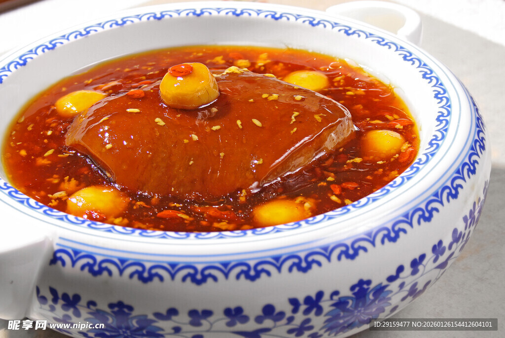 蓝白瓷碗中的红汤美食