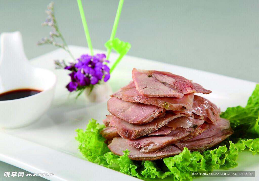 精美摆盘的鲜嫩酱牛肉