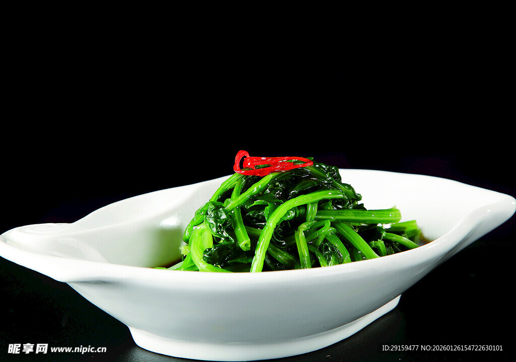 白碗中的翠绿凉拌菜