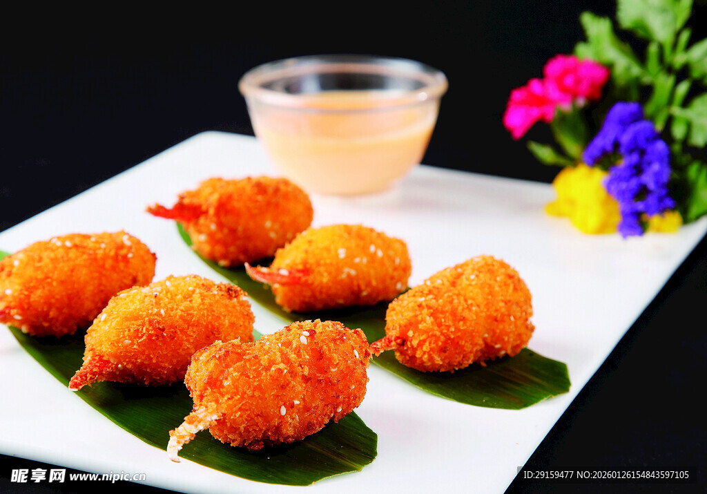 油炸虾球配蘸料与鲜花